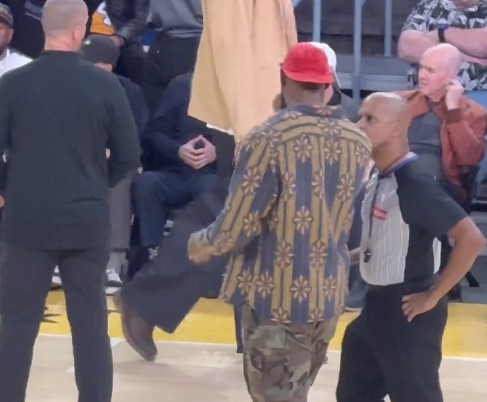 Что было сказано? Джеймс вышел на площадку, чтобы пообщаться с арбитрами в перерыве.