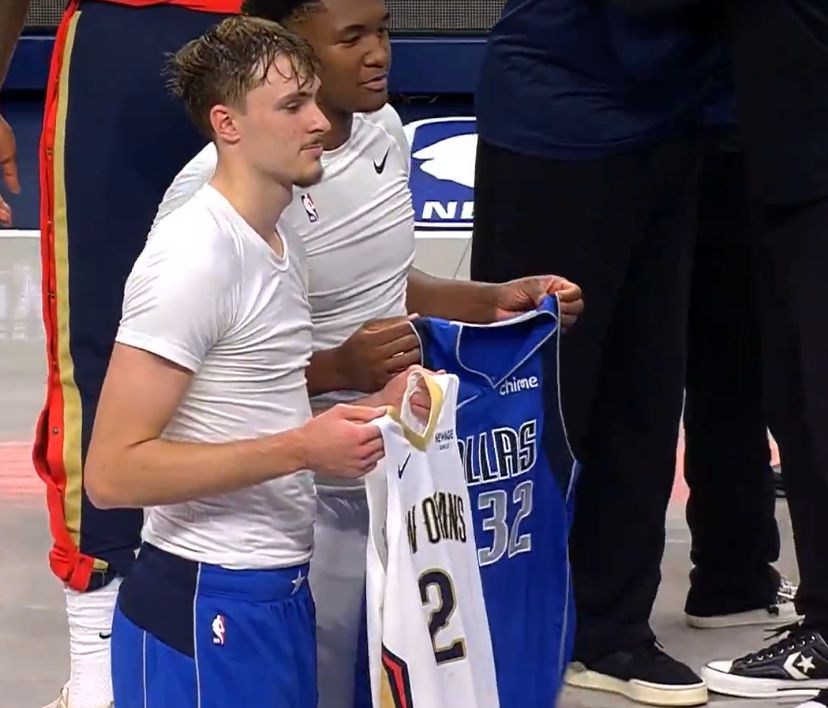 Товарищи по школьной команде! Флэгг и Куинн меняются униформой после игры.