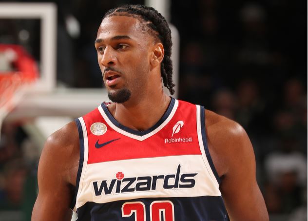 Старайтесь изо всех сил! Сарр набрал 25 очков при 10 из 15 бросков и сделал 11 подборов.