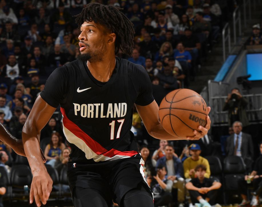 Шарп прорвался во второй четверти и набрал 20 очков в первом тайме, объединившись с Авдией и поведя команду к сокращению счета.