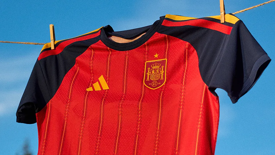 Adidas выпускает форму домашней сборной Испании, которая будет представлена на предварительных этапах чемпионата мира в этом месяце.